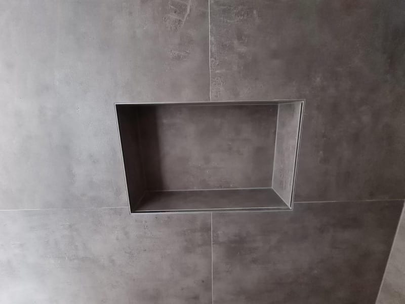 Badezimmer mit gefliester Fensternische