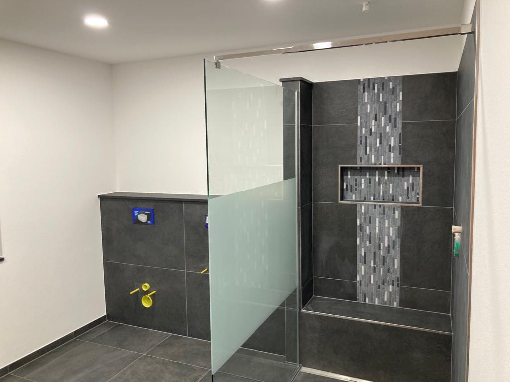Badezimmer mit hochwertiger Fliesengestaltung