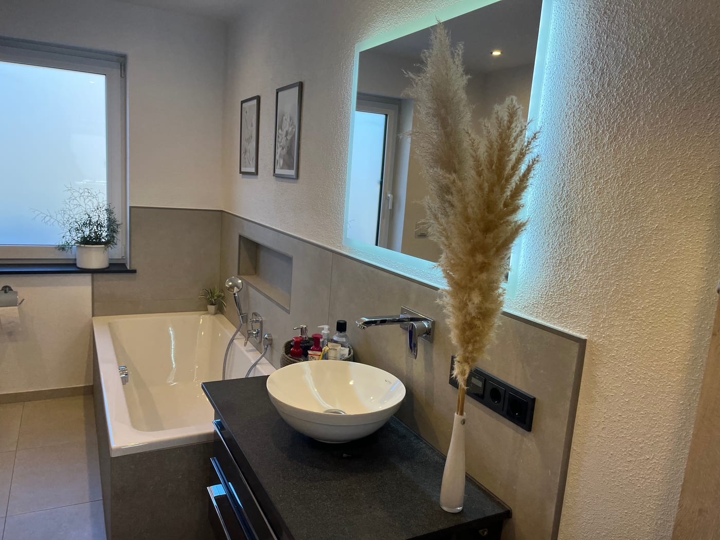 Wohnliches Badezimmer mit warmer Fliesenoptik