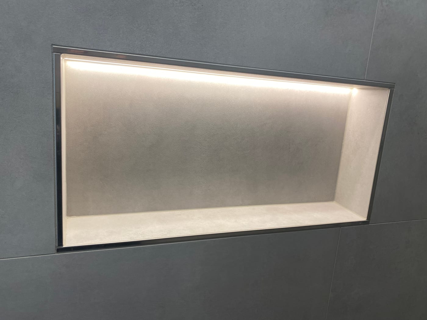 Hochwertig gefliestes Badezimmer von MG Fliesen & Design