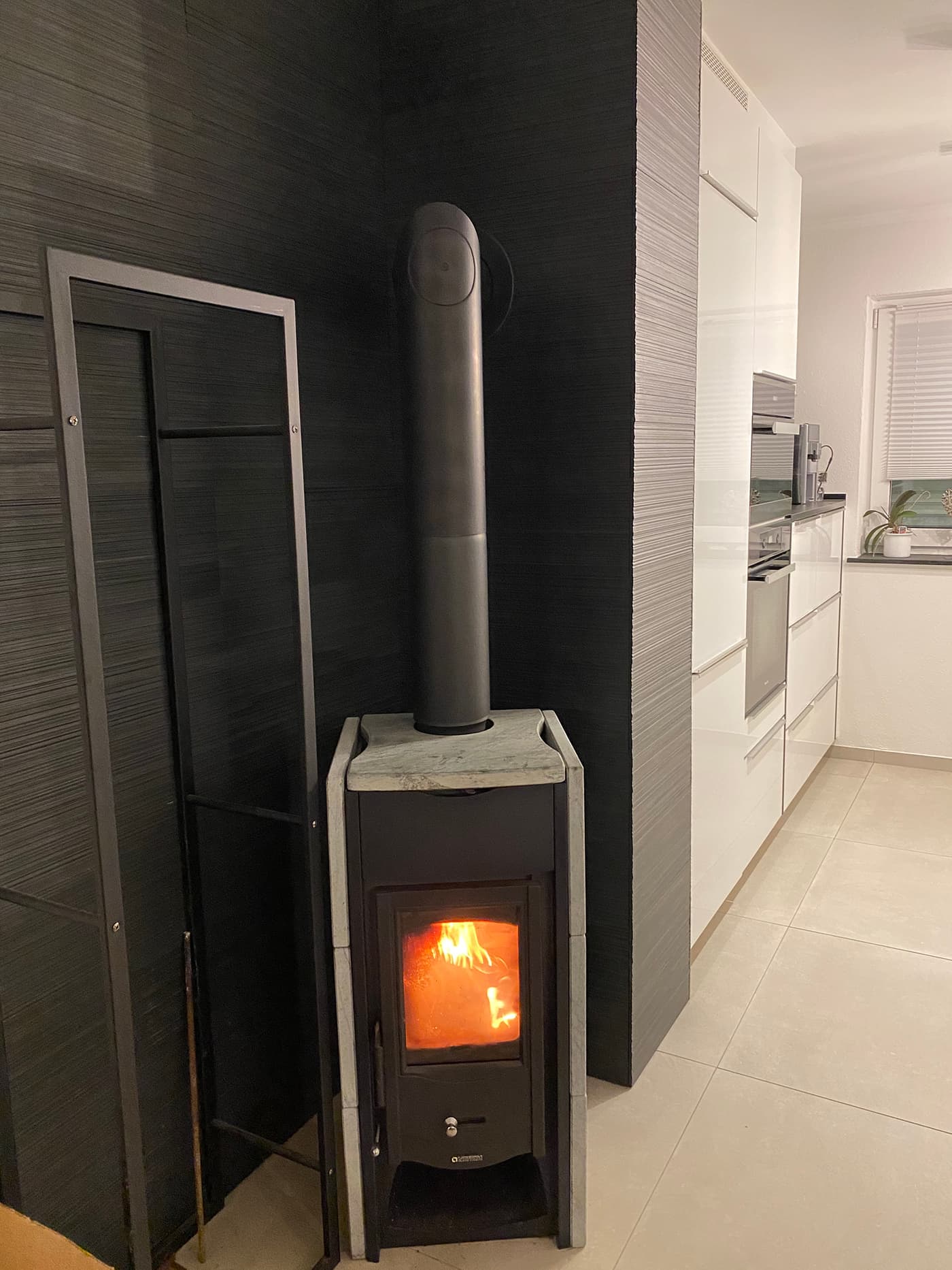 Holz-/Kohleofen auf gefliestem Boden