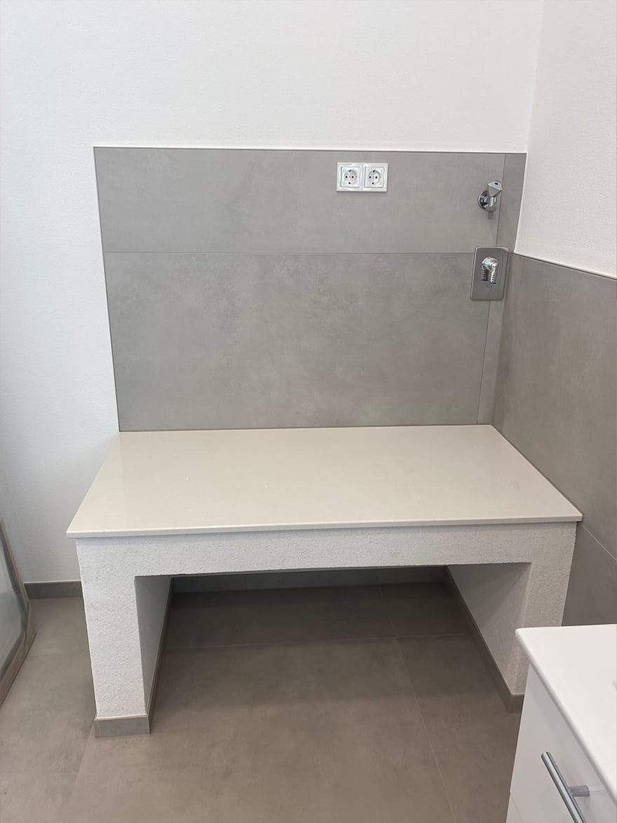 Gefliestes Sitzelement in der Dusche aus großer Fliesenplatte
